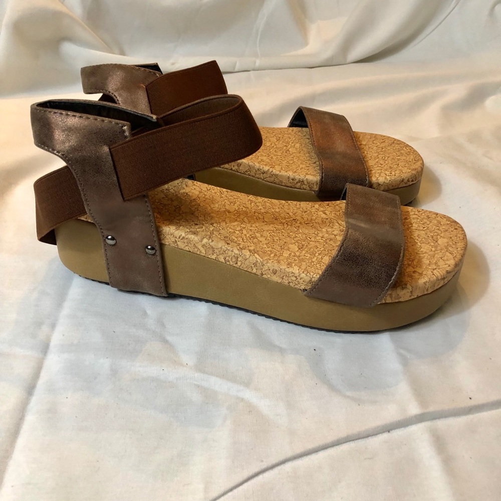 NWOT sandals 2/1